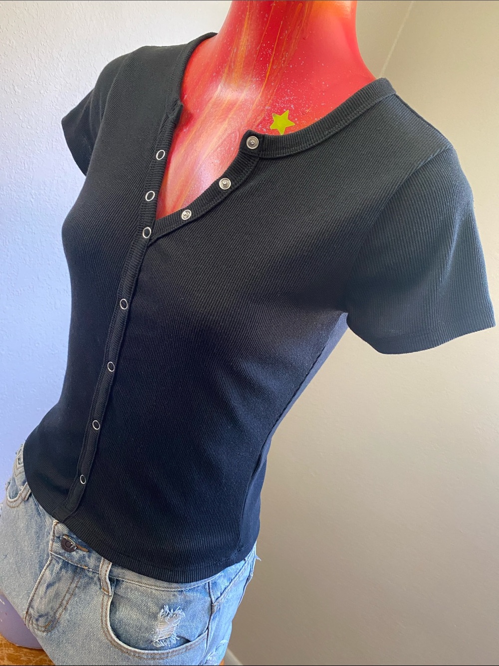 Faded Rose Black Ribbed Snap-Front Short Sleeve Tee - Picture 3 of 10